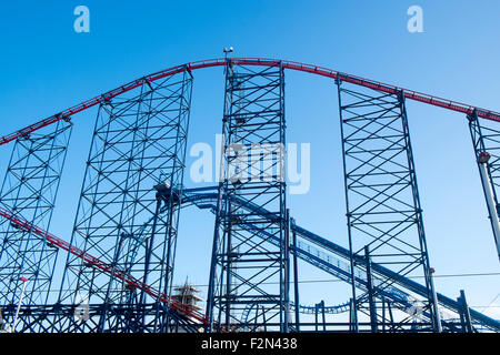 Blackpool Pleasure Beach und Achterbahn fahren, Lancashire, England Stockfoto