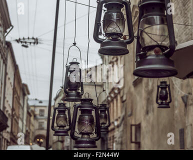 Ölgefüllte antiken Lampen hängen auf der Straße Stockfoto