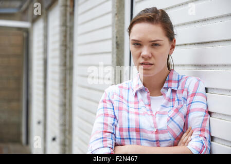 Unglückliche Teenager-Mädchen im städtischen Umfeld Stockfoto