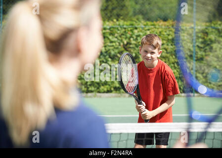 Weiblich-Tennis-Trainer junge Lektion erteilen Stockfoto