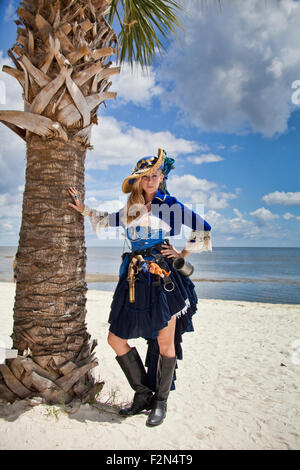 Weibliche Piraten posieren neben Sabal Palmen am Strand in Cedar Key Florida Stockfoto