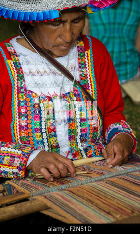 Peruanische Quechua-Frau aus Cusco Demonstriert Traditionelle Weaving-Technik. Stockfoto