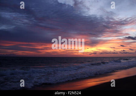 Farbenfrohen Sonnenuntergang über dem Meer Stockfoto