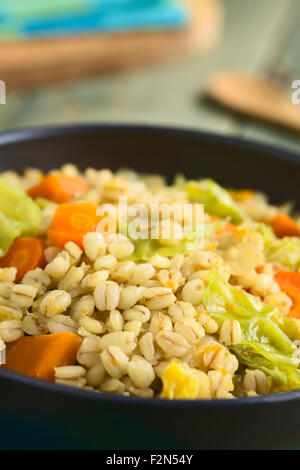 Veganer Eintopf gemacht der Weizenkörner, Wirsing, Karotten, Kürbis und Zwiebel, mit Tageslicht fotografiert Stockfoto