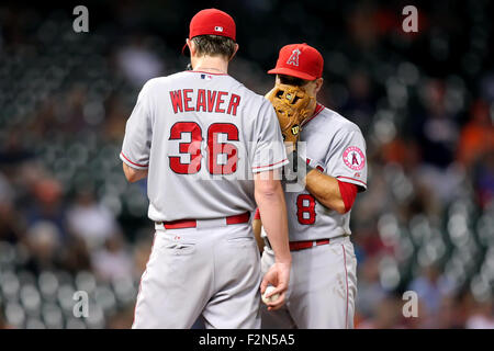 Houston, TX, USA. 21. Sep, 2015. Los Angeles Angels Infielder Taylor Featherston #8 spricht mit Krug Jered Weaver #36 während einer Pause in der Aktion während der MLB Baseball-Spiel zwischen den Houston Astros und die Los Angeles Angels von Minute Maid Park in Houston, Texas. Kredit-Bild: Erik Williams/Cal Sport Media/Alamy Live News Stockfoto