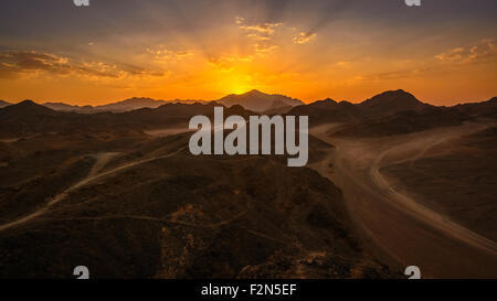 Im Bild Felsen die ägyptische Wüste bei Sonnenuntergang. Stockfoto