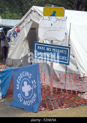 Brüssel, Belgien. 18. Sep, 2015. Ein Zeichen, das liest "Parc des Migranten Camping BXL Accueil" (lit.) Park von Migranten camping Brüssel Rezeption) eingerichtet wurde, neben eine Fahne, die liest "Médecins du Monde" (lit. Ärzte der Welt) in ein Zeltlager für Flüchtlinge in Brüssel, Belgien, 18. September 2015. Rund 1.000 Flüchtlinge müssen warten, bis zu zwei Wochen für einen Termin bei der Ausländerbehörde. Freiwillige sind die Flüchtlinge unterstützen, indem Sie Zelte und Essen unter anderem. Foto: Rebecca Krizak/Dpa/Alamy Live News Stockfoto