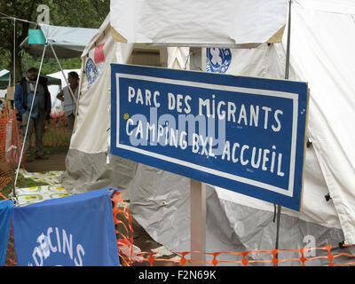 Brüssel, Belgien. 18. Sep, 2015. Ein Zeichen, das liest "Parc des Migranten Camping BXL Accueil" (lit.) Park von Migranten camping Brüssel Rezeption) wurde in ein Zeltlager für Flüchtlinge in Brüssel, Belgien, 18. September 2015 eingerichtet. Rund 1.000 Flüchtlinge müssen warten, bis zu zwei Wochen für einen Termin bei der Ausländerbehörde. Freiwillige sind die Flüchtlinge unterstützen, indem Sie Zelte und Essen unter anderem. Foto: Rebecca Krizak/Dpa/Alamy Live News Stockfoto