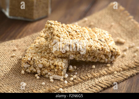 Müsli oder Müsli Bars gemacht von geplatzten Quinoa, Sesam, tauchte Reis, Sonnenblumenkerne, Chia und Honig Stockfoto