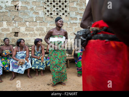 Benin, Westafrika, Bopa, Frauen tanzen während einer Voodoo-Zeremonie Stockfoto