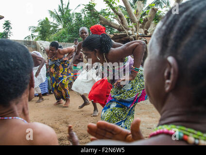 Benin, Westafrika, Bopa, Frauen tanzen während einer traditionellen Zeremonie, voodoo Stockfoto