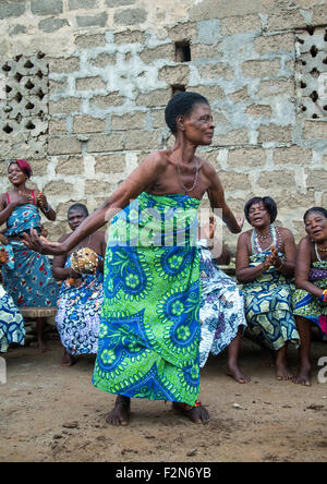 Benin, Westafrika, Bopa, Frauen tanzen während einer traditionellen Zeremonie, voodoo Stockfoto