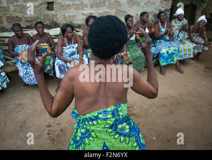 Benin, Westafrika, Bopa, Frauen tanzen während einer traditionellen Zeremonie, voodoo Stockfoto