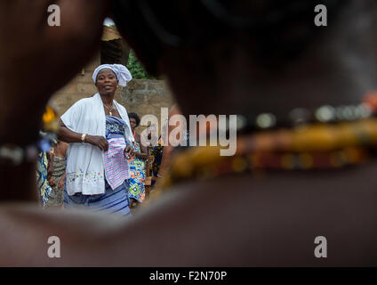 Benin, Westafrika, Bopa, Frau tanzen während einer Voodoo-Zeremonie Stockfoto