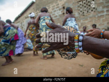 Benin, Westafrika, Bopa, Frauen tanzen während einer traditionellen Zeremonie, voodoo Stockfoto