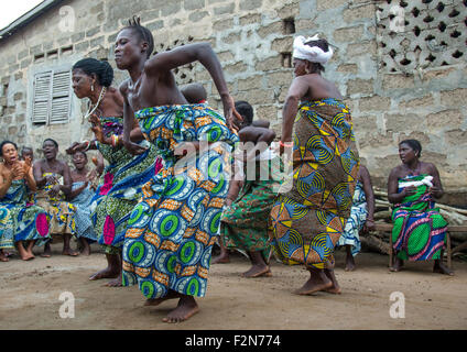 Benin, Westafrika, Bopa, Frauen tanzen während einer traditionellen Zeremonie, voodoo Stockfoto