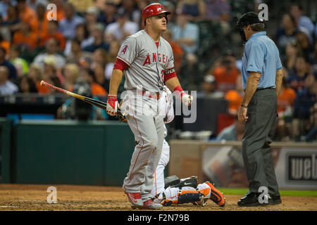 Houston, TX, USA. 21. Sep, 2015. Los Angeles Angels Center Fielder Mike Trout (27) schlägt während der 4. Inning der Major League Baseball Spiel zwischen der Houston Astros und die Los Angeles Angels im Minute Maid Park in Houston, Texas. Trask Smith/CSM/Alamy Live-Nachrichten Stockfoto