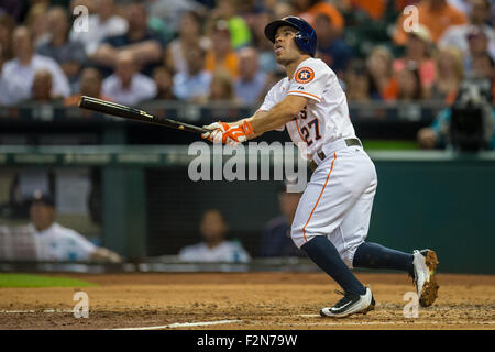 Houston, TX, USA. 21. Sep, 2015. Houston Astros zweiter Basisspieler Jose Altuve (27) trifft eine doppelte während dem 3. Inning ein Hauptliga-Baseball-Spiel zwischen der Houston Astros und die Los Angeles Angels im Minute Maid Park in Houston, Texas. Trask Smith/CSM/Alamy Live-Nachrichten Stockfoto