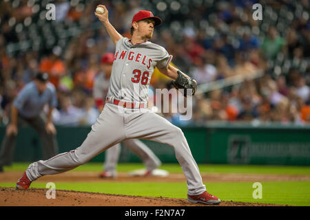 Houston, TX, USA. 21. Sep, 2015. Los Angeles Angels ab Krug Jered Weaver (36) Stellplätze während des 2. Innings ein Hauptliga-Baseball-Spiel zwischen der Houston Astros und die Los Angeles Angels im Minute Maid Park in Houston, Texas. Trask Smith/CSM/Alamy Live-Nachrichten Stockfoto