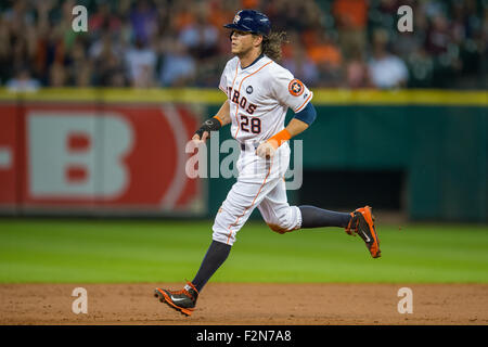 Houston, TX, USA. 21. Sep, 2015. Houston Astros linker Feldspieler Colby Rasmus (28) rundet die Grundlagen auf einen zwei run Home Run von Evan Gattis getroffen, während die 2. Inning ein Hauptliga-Baseball-Spiel zwischen der Houston Astros und die Los Angeles Angels im Minute Maid Park in Houston, Texas. Trask Smith/CSM/Alamy Live-Nachrichten Stockfoto