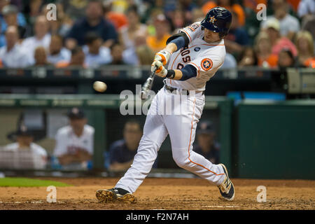 Houston, TX, USA. 21. Sep, 2015. Houston Astros dritte Baseman Jed Lowrie (8) wird einen Basis-Hit während der 5. Inning der Major League Baseball Spiel zwischen der Houston Astros und die Los Angeles Angels im Minute Maid Park in Houston, Texas. Trask Smith/CSM/Alamy Live-Nachrichten Stockfoto