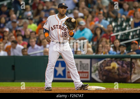 Houston, TX, USA. 21. Sep, 2015. Houston Astros erster Basisspieler Luis Valbuena (18) zeichnet eine Out während der 5. Inning ein Hauptliga-Baseball-Spiel zwischen der Houston Astros und die Los Angeles Angels im Minute Maid Park in Houston, Texas. Trask Smith/CSM/Alamy Live-Nachrichten Stockfoto