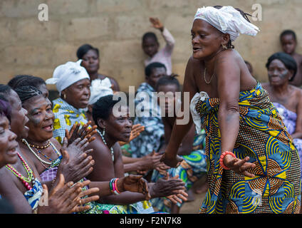 Benin, Westafrika, Bopa, Frauen tanzen während einer traditionellen Zeremonie, voodoo Stockfoto