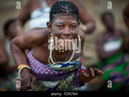 Benin, Westafrika, Bopa, Frauen tanzen während einer traditionellen Zeremonie, voodoo Stockfoto