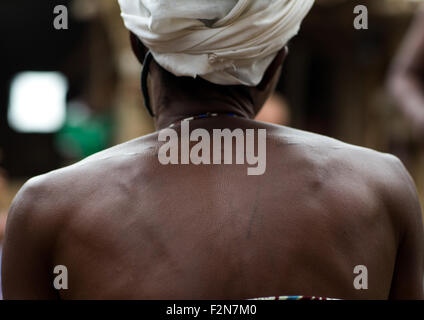 Benin, Westafrika, Bopa, Frau mit traditionellen Scarifications auf der Rückseite während einer Voodoo-Zeremonie Stockfoto