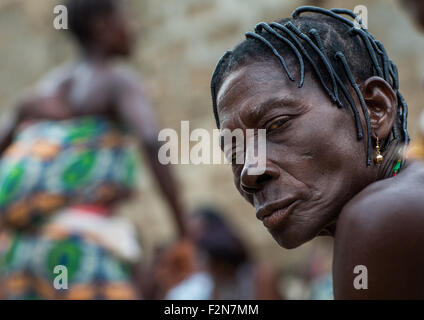 Benin, Westafrika, Bopa, Frau während einer Voodoo-Zeremonie Stockfoto