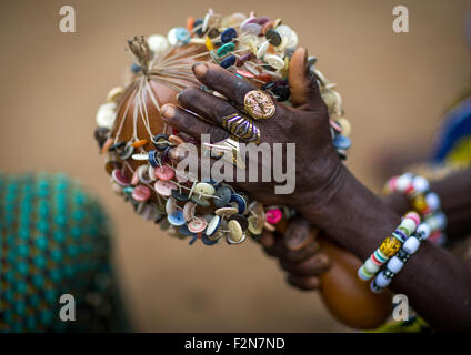 Benin, Westafrika, Bopa, Frauen mit Shakers während einer Voodoo-Zeremonie Stockfoto