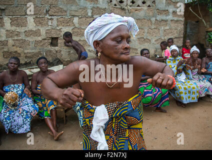 Benin, Westafrika, Bopa, Frau tanzen während einer traditionellen Zeremonie, voodoo Stockfoto