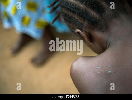 Benin, Westafrika, Bopa, Frau mit traditionellen Scarifications auf der Rückseite während einer Voodoo-Zeremonie Stockfoto