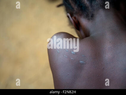 Benin, Westafrika, Bopa, Frau mit traditionellen Scarifications auf der Rückseite während einer Voodoo-Zeremonie Stockfoto