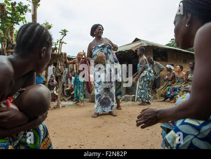 Benin, Westafrika, Bopa, Frauen tanzen während einer traditionellen Zeremonie, voodoo Stockfoto