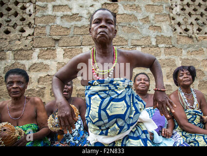 Benin, Westafrika, Bopa, Frau in Trance tanzen während einer traditionellen Zeremonie, voodoo Stockfoto