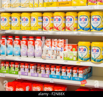 Baby Nahrung/Milch in Tesco-Supermarkt. UK Stockfoto