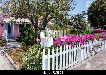 Delray Beach Florida, historische Bankers Row, Nachbarschaft, Bougainvillea, Häuser, Häuser, weißer Pfostenzaun, Flamingo-Briefkasten, FL150414018 Stockfoto