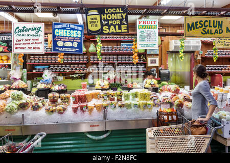 Delray Beach Florida, The Boys Farmers Market, Lebensmittelgeschäft, Supermarkt, innen, Verkaufskoffer, Lebensmittel, Shopping Shopper Shopper Shop Shops mar Stockfoto