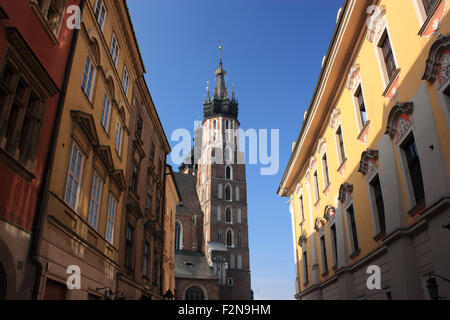 St. Marienkirche, ist im frühen 13. Jahrhundert, angrenzend an den Hauptmarkt in Krakau Backsteingotik erbaut. Stockfoto