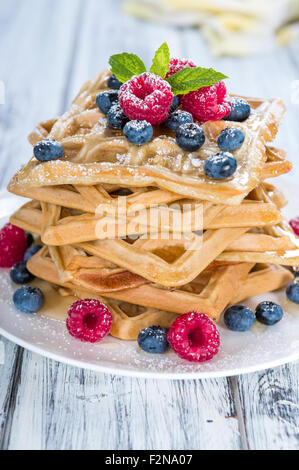 Frisch gemacht Waffeln mit gemischten Beeren und Honig (close-up erschossen) Stockfoto