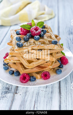 Hausgemachte Waffeln mit gemischten Beeren und Puderzucker (close-up erschossen) Stockfoto