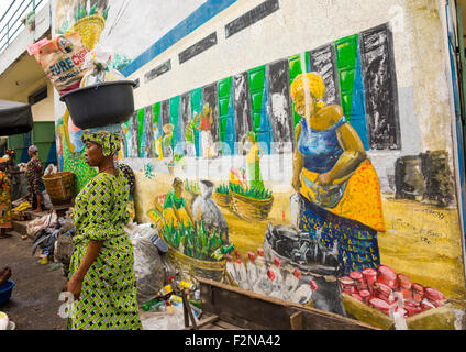 Benin, Westafrika, Cotonou, Flaschen zum recycling in Dantokpa Markt gesammelt Stockfoto