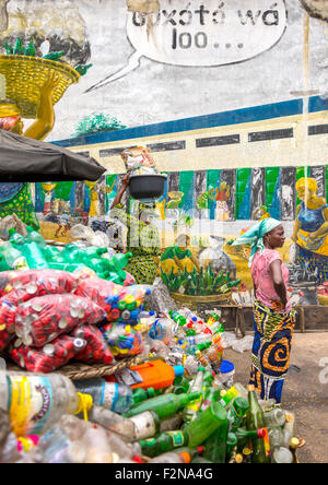 Benin, Westafrika, Cotonou, Flaschen zum recycling in Dantokpa Markt gesammelt Stockfoto