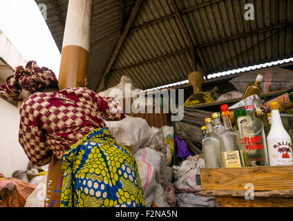 Benin, Westafrika, Cotonou, Flaschen zum recycling in Dantokpa Markt gesammelt Stockfoto