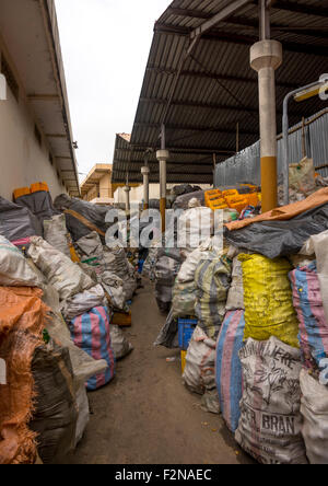 Benin, Westafrika, Cotonou, Flaschen zum recycling in Dantokpa Markt gesammelt Stockfoto