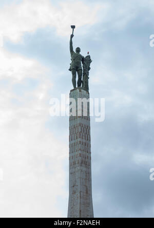 Benin, Westafrika, Cotonou, rote Sterne quadratischen Säule und statue Stockfoto