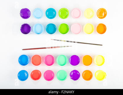 Pinsel und Farbe in verschiedenen Farben in Containern. Stockfoto