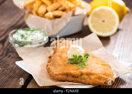 Gebratene Scholle mit Chips und hausgemachte Remoulade auf hölzernen Hintergrund Stockfoto