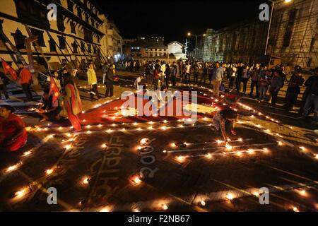 Kathmandu, Nepal. 21. Sep, 2015. Nepalesen besuchen eine Kerzenlicht-Mahnwache während der Feier, die neue Verfassung in begrüßen zu dürfen? Kathmandu, Nepal, 21. September 2015. Nepal hat offiziell am Sonntag, der erste vollwertige in der Himalaya-Nation, nachdem es eine demokratische Republik im Jahr 2008 wurde eine neue Verfassung. © Sunil Sharma/Xinhua/Alamy Live-Nachrichten Stockfoto